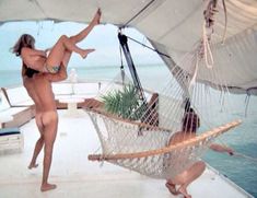 Голая Сьюзен Джордж в фильме «Тигровая акула» фото #3