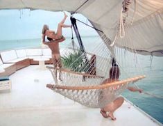 Голая Сьюзен Джордж в фильме «Тигровая акула» фото #4