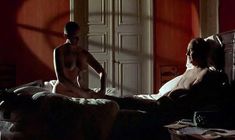 Полностью голая Тони Коллетт в фильме «8 1.2 женщин» фото #1
