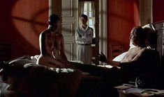 Полностью голая Тони Коллетт в фильме «8 1.2 женщин» фото #4