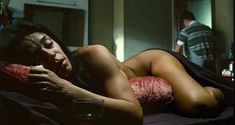 Голая Флора Мартинез в фильме «Любовные песни в клубе Лолиты» фото #3