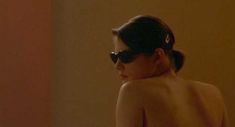 Голая Элен Фийер в фильме «Салон красоты Венера» фото #1