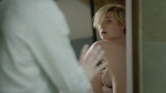 Голая Элизабет Дебики в сериале «Ночной администратор» фото #2