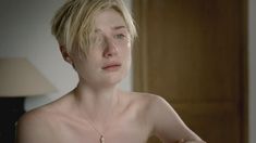 Голая Элизабет Дебики в сериале «Ночной администратор» фото #4