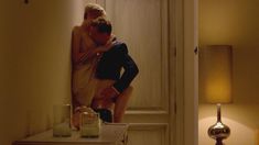 Голая Элизабет Дебики в сериале «Ночной администратор» фото #10