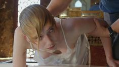 Голая Элизабет Дебики в сериале «Ночной администратор» фото #14