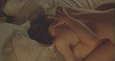 Голая Элизабет Хёрли в сериале «Бесстыдники» фото #4
