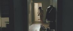 Голая Эмили Хэмпшир в фильме «Хорошие соседи» фото #7