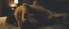 Голая Эммануэль Беар в фильме «Всё начинается с конца» фото #7