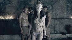 Голая Эрин Каммингс в сериале «Спартак. Кровь и песок» фото #22