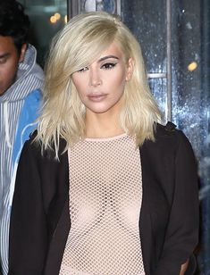 Голые соски Ким Кардашьян возле отеля в Париже фото #6