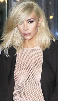 Голые соски Ким Кардашьян возле отеля в Париже фото #7