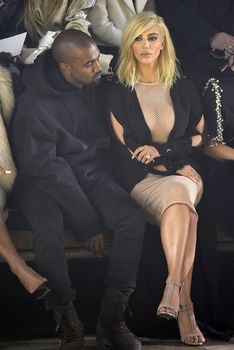 Голые соски Ким Кардашьян возле отеля в Париже фото #15