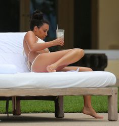 Сногсшибательная Ким Кардашьян в прозрачной мокрой майке фото #30