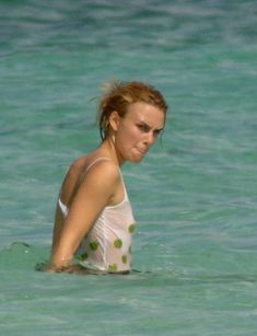 Кира Найтли без бюстгальтера в мокрой майке на Багамах фото #1