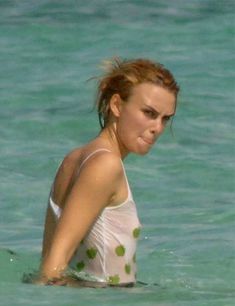 Кира Найтли без бюстгальтера в мокрой майке на Багамах фото #2