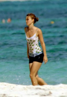 Кира Найтли без бюстгальтера в мокрой майке на Багамах фото #3