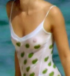 Кира Найтли без бюстгальтера в мокрой майке на Багамах фото #5