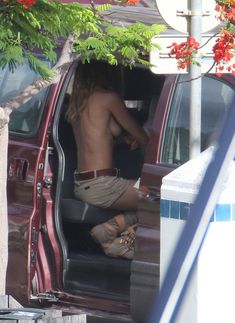 Жизель Бюндхен переодеватся во время съемки на острове Сен-Бартелеми фото #3