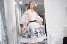 Карли Клосс засветила соски на показе Christian Dior фото #2