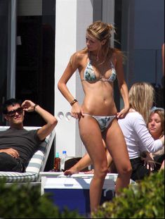 Стройная красотка Миша Бартон на пляже фото #9