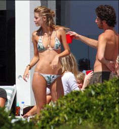 Стройная красотка Миша Бартон на пляже фото #11