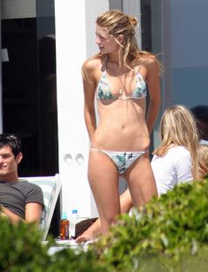 Стройная красотка Миша Бартон на пляже фото #16