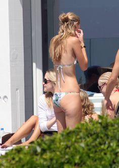 Стройная красотка Миша Бартон на пляже фото #19