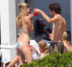 Стройная красотка Миша Бартон на пляже фото #21