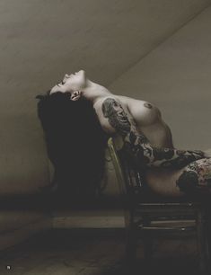 Полностью голая Никки Ли позирует в журнале Fuse фото #1