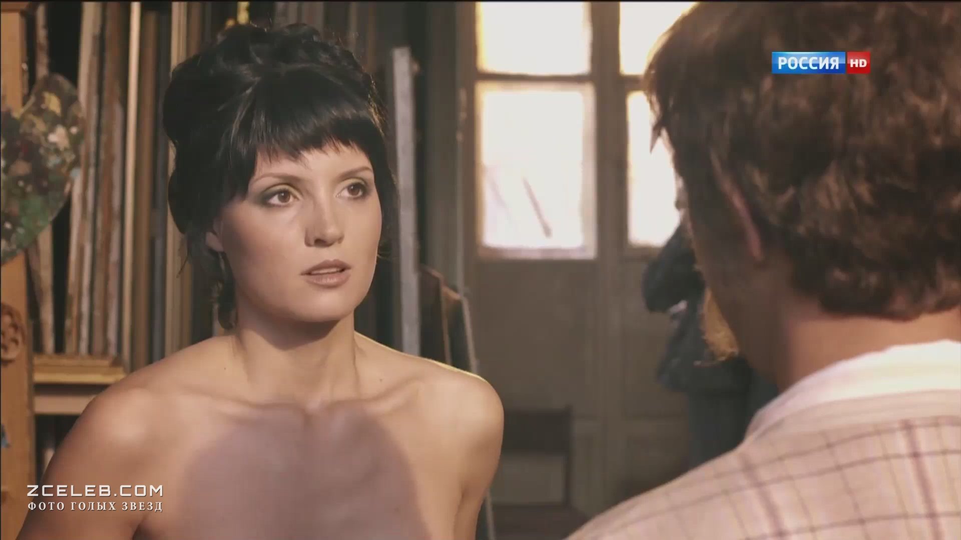голые родственики Юлия Пожидаева оголила попу в сериале «Бедные родственники», 2012 /  ZCELEB.COM