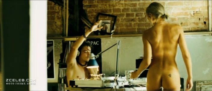 Порно жүргізетін спортшы қыз Дәретханадағы жасырын шағын камера