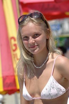 Елена Великанова в розовом бикини