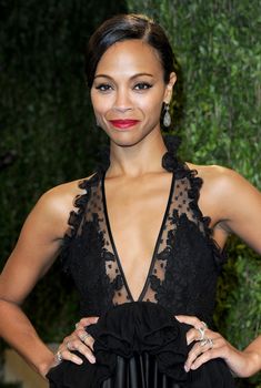 Красотка Зои Салдана с открытым декольте на Vanity Fair Oscar Party, 24.02.2013