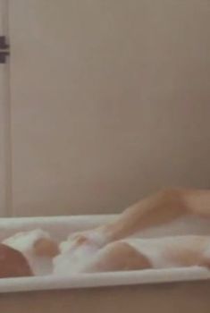 Голая грудь Евгении Игумновой в фильме «Тело будет предано земле, а старший мичман будет петь», 1998