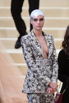 Глубокое декольте Кары Делевинь в красивом наряде на MET Gala, 01.05.2017