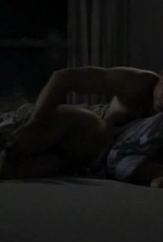 Эми Бреннеман снялась голой в фильме «Твои друзья и соседи», 1998