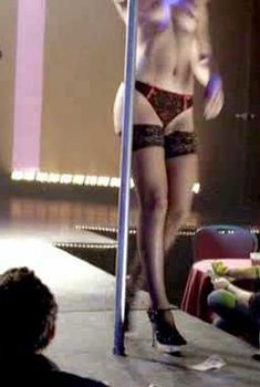 Голая Блэйр Нунан в фильме «Никогда не сдавайся 2», 2011