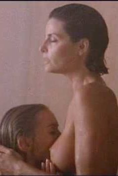 Голая Джоан Северанс в фильме «Озеро любви», 1993