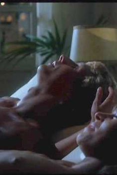 Голая грудь Джоанны Пакулы в фильме Not Quite Paradise, 1984