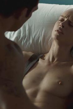 Голая Касия Смутняк в фильме «Пристегните ремни», 2014