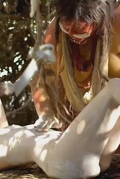 Голая Лоренца Иззо в фильме «Зеленый ад», 2013