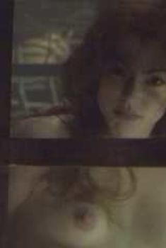 Голая грудь Рии Килстедт в фильме «Ужас из бездны», 2001