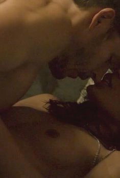 Порно әйелі оның алдында трахает